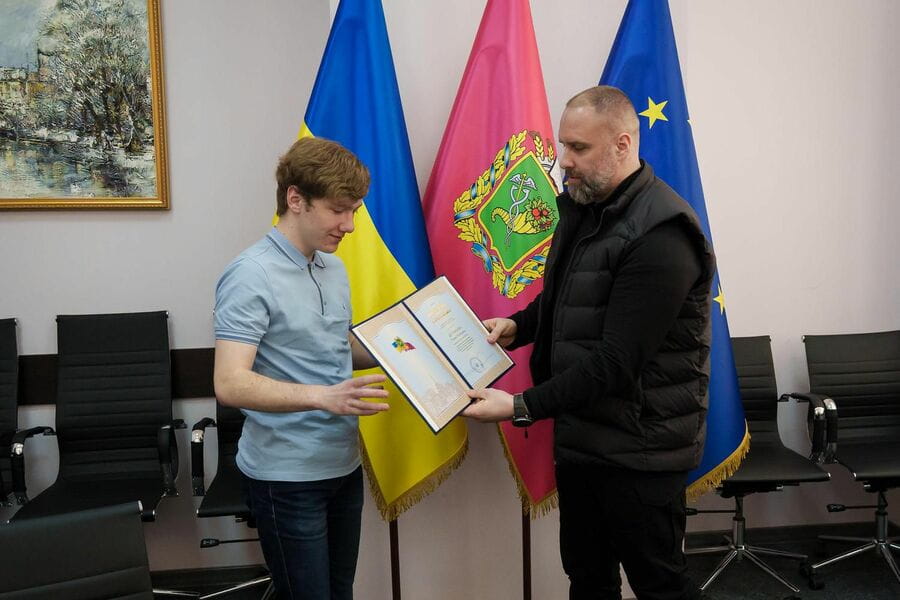 Олег Синєгубов привітав чемпіона Європи з шахів Романа Дегтярьова