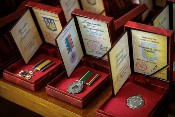 Олег Синєгубов вручив державні нагороди та почесні звання жителям Харківщини