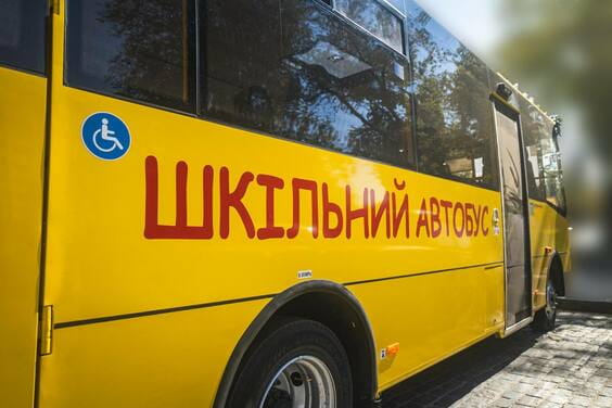 Заклади освіти у п’яти громадах області отримали вісім нових шкільних автобусів — Олег Синєгубов