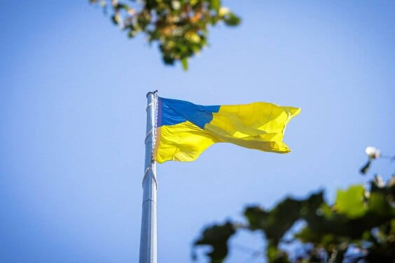 У День Державного Прапора України начальник ХОВА Олег Синєгбов разом із ветеранами, військовими та громадськістю підняли найбільший синьо-жовтий стяг Харківщини