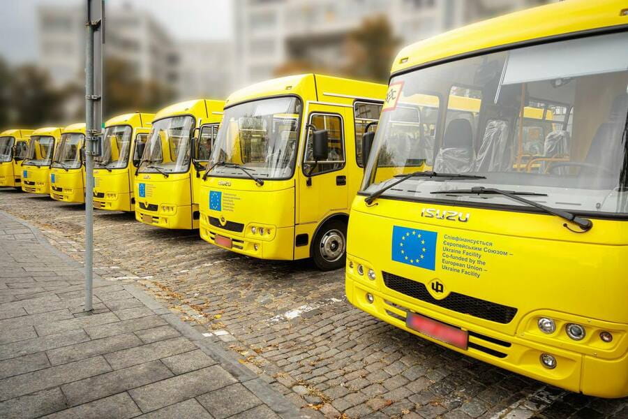 За сприяння Харківської ОВА громади області отримали ще 7 шкільних автобусів
