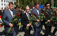 Михаил Добкин возложил цветы к памятнику гвардейцам танковых войск