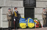 Броніслав Коморовський та Микола Азаров поклали квіти до меморіальної дошки присвяченої польським офіцерам, розстріляним у Харкові в 1940 році