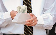 Руководителям, которые платят зарплаты в конвертах, нужна «шокотерапия»