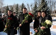 Віктор Янукович поклав квіти до могили Євгена Кушнарьова