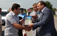 Михайло Добкін вручив керівнику агрофірми «Світанок» золоту медаль виставки "Арго-2011"