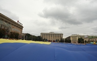 На площі Свободи харків'яни розгорнули найбільший в Україні державний прапор