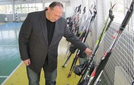 Євген Савін вручив Жовтневій школі Сахновщинського району 20 комплектів лиж