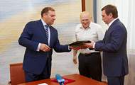 Михайло Добкін вручив керівництву ФК «Металіст» сертифікати про завершення будівельних робіт на головній спортивній арені Харкова