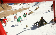 Михайло Добкін передав харківським альпіністам м'яч, яким вони зіграють в футбол на вершині Ельбрусу