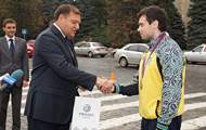 Михайло Добкін вручив ключі від автомобіля Олімпійському чемпіонові Олексію Торохтію