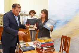 Михайло Добкін передав книги для територіальних центрів соціального обслуговування та шкільних бібліотек Харківщини