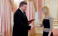 Віктор Янукович вручив харківській шахістці Анні Ушеніній орден княгині Ольги