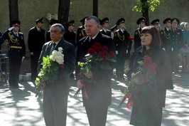 Валентин Дулуб поклав квіти до пам'ятника Пожежному з нагоди 27-ї річниці Чорнобильської трагедії