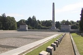 У багатьох країнах світу на братських могилах радянських солдатів і офіцерів встановлено меморіальні комплекси. Михайло Добкін