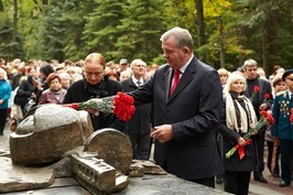 Партизани і підпільники поклали квіти до Меморіалу Слави в Лісопарку