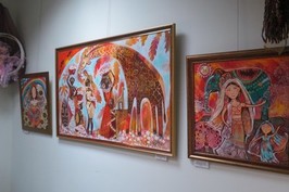 В галереї «Бузок» відкрилася виставка живопису та ляльок «Щастя»