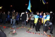 На площі Свободи та біля пам'ятника Шевченку виклали хрести зі свічок в пам'ять про жертв голодоморів