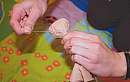 Ляльку-мотанку, зроблену з матеріалів, переданих з гарячих точок АТО, продадуть на аукціоні в Харкові