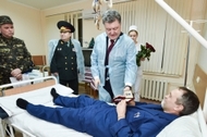 Президент України Петро Порошенко вручив нагороди бійцям АТО в харківському військовому госпіталі