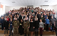 Старшокласники Харківщини подарували воїнам АТО подарунки-обереги