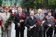 У День пам'яті та примирення на Меморіалі Слави зібралися тисячі харків'ян вшанувати пам'ять загиблих воїнів