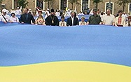 На площі Свободи розгорнули величезні прапори України та Євросоюзу