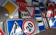 На Харківщині замінили та встановили більше тисячі дорожніх знаків