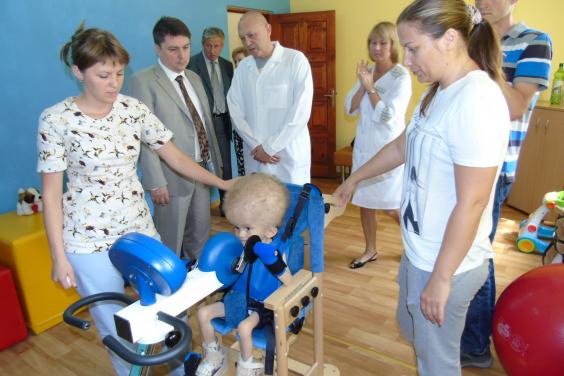 В Обласний будинок дитини №1 передали апарат для реабілітації малюків з руховими порушеннями