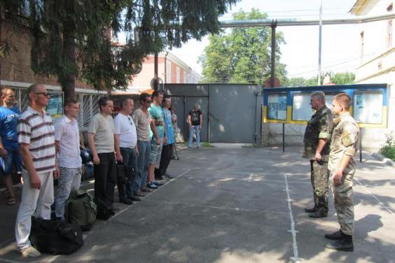 С начала года на Харьковщине подписали армейский контракт 316 человек