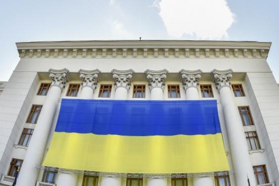 Напередодні свят Петро Порошенко закликав українців прикрасити домівки Державним прапором
