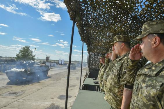 Президент України перевірив боєздатність техніки, яка відправляється на передову