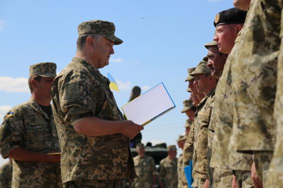 Президент України передав особовому складу ЗСУ, Нацгвардії і Прикордонної служби більше 250 одиниць військової техніки