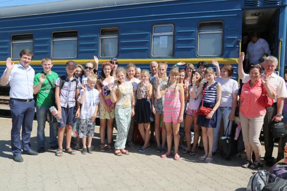 Діти з сімей учасників АТО повернулися з відпочинку в Угорщині