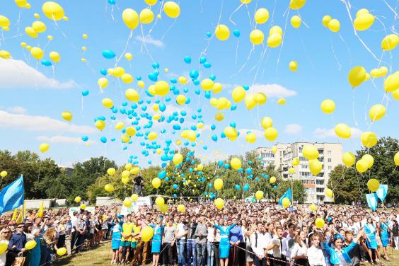 Бажаю школярам та студентам успішно здолати дорогу знань! Президент України