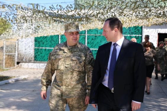 Игорь Райнин посетил воинские части Харьковской области