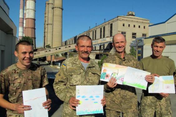 Юні харків’яни передали військовим у зоні АТО листи та малюнки