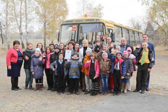Юлія Світлична передала шкільний автобус НВК Вовчанського району