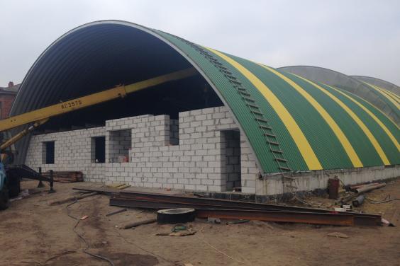 Будівництво спорткомплексу у Вовчанську: фасад майже готовий, будівельники підводять комунікації