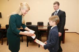 Юлия Светличная наградила юного призера XXIX Международного чемпионата по решению логических математических задач