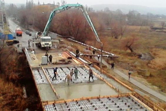 Монтаж балок мосту через річку Сухий Торець у Барвінковому - на стадії завершення
