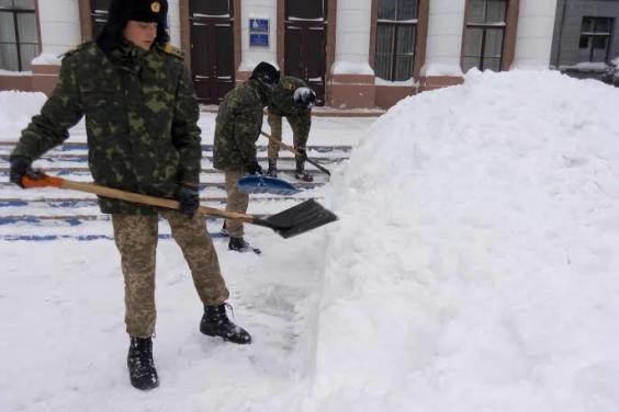 На Харківщині курсанти допомагають прибирати сніг
