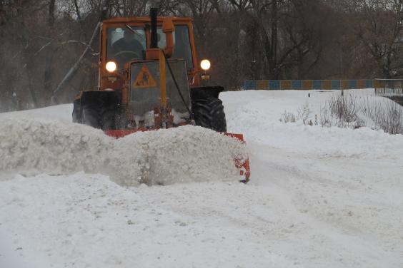 Сніг на дорогах регіону прибирають понад 160 одиниць техніки та 315 робочих