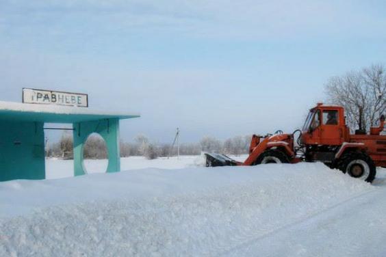 На Харківщині тривають роботи з розчищення зупинок транспорту від снігу