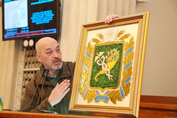 Георгій Тука вручив Ігорю Райніну нагороду за відбудову міста Сватове