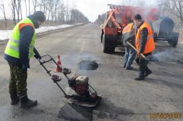 На дорогах області проводять аварійні ремонти