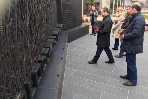 Ігор Райнін поклав квіти до Меморіалу жертвам Голодомору у Вашингтоні