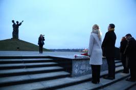 Майкл Лаллі та Юлія Світлична поклали квіти до Меморіалу жертвам Голодомору