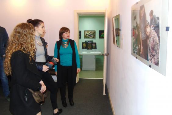В галереї «Бузок» відкрилася фотовиставка, присвячена волонтерам
