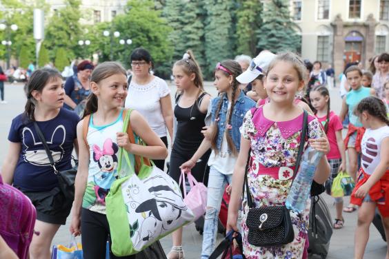 Близько 500 дітей Харківщини відправилися на відпочинок до літнього табору на березі моря